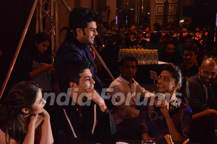 Manish Paul jokes around with Deepika Padukone at the 59th Idea Filmfare Pre Awards Party