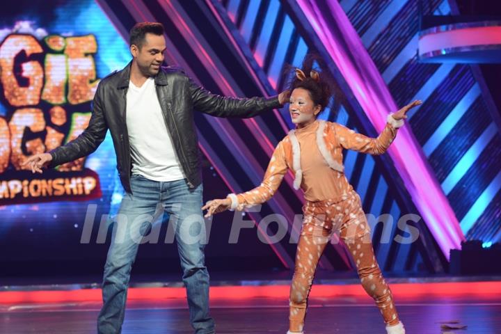 Abhay Deol performs on Boogie Woogie