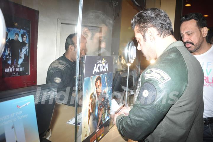 Salman Khan buys tickets to watch SHOLAY 3D with the JAI HO team