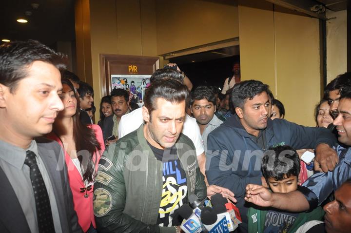 Salman Khan watches SHOLAY 3D with the JAI HO team