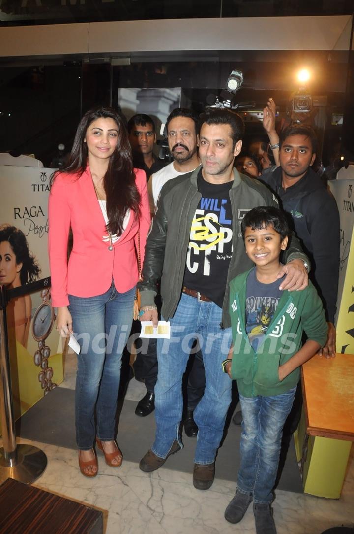 Salman Khan watches SHOLAY 3D with the JAI HO team