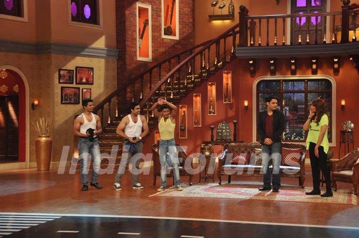 Fans flaunt their physic in front of Bipasha Basu on Comedy Nights With Kapil