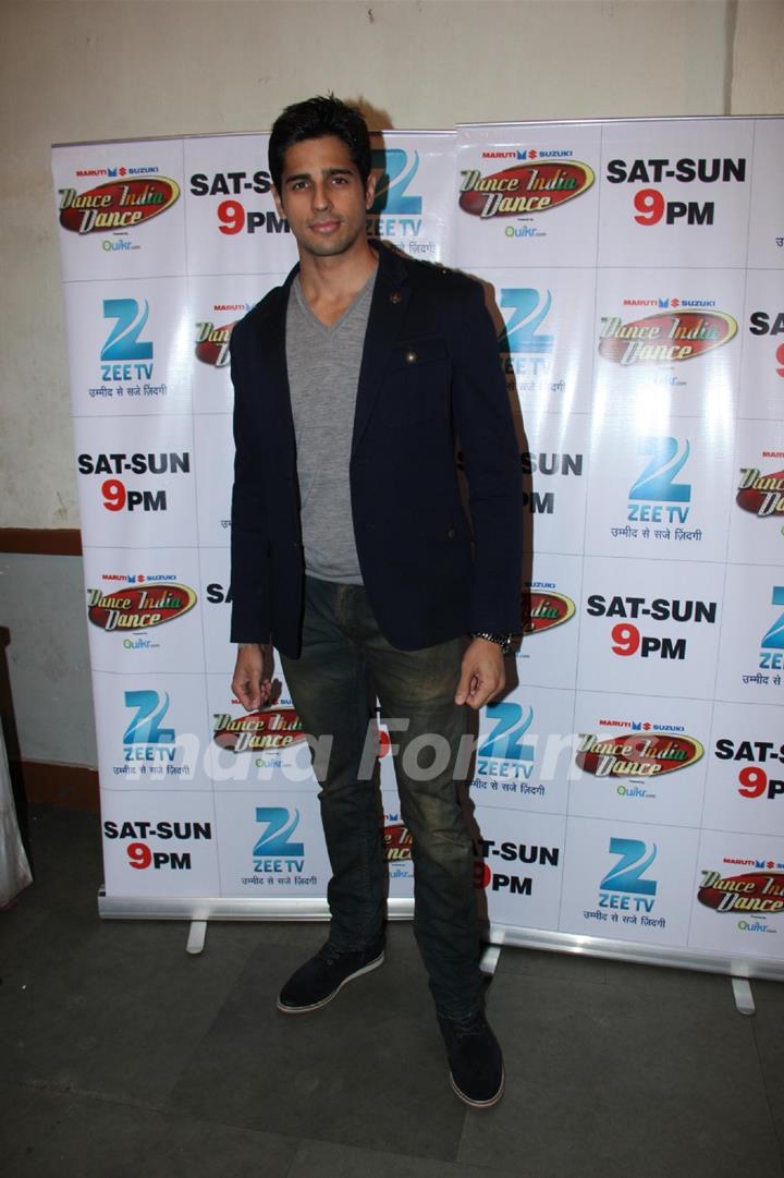 Sidharth Malhotra during Hasee Toh Phasee Promotions on DID Season 4