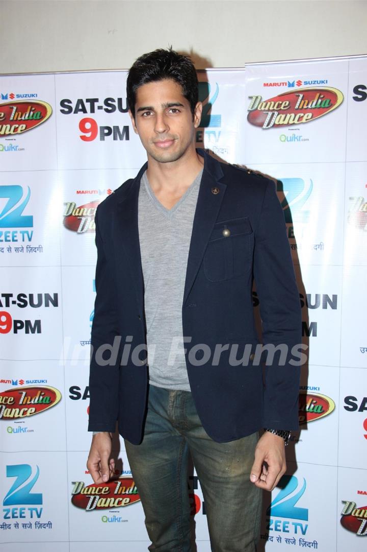 Sidharth Malhotra during Hasee Toh Phasee Promotions on DID Season 4