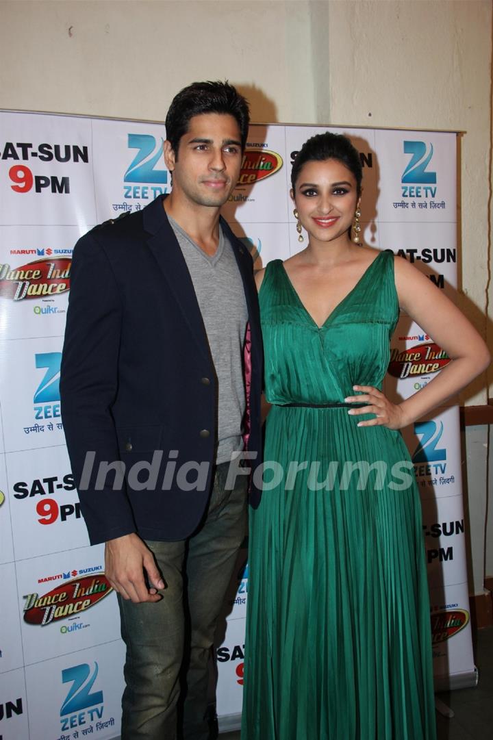 Sidharth Malhotra and Parineeti Chopra during Hasee Toh Phasee Promotions on DID Season 4