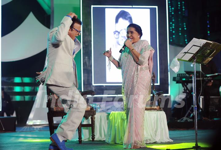 Anu Kapoor and Asha Bhosle perform at Utsav 2014 Rahul Ki Asha