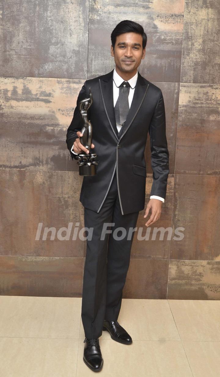 Dhanush holding the black lady at the 59th Idea Filmfare Awards 2013