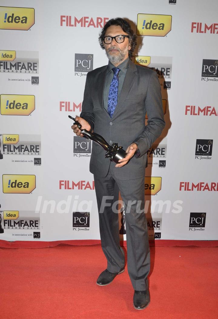 Rakeysh Omprakash Mehra holds the black lady at the 59th Idea Filmfare Awards 2013