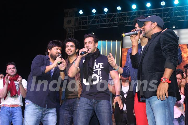 Salman Khan and Sajid-Wajid perform at the Worli Festival 2014