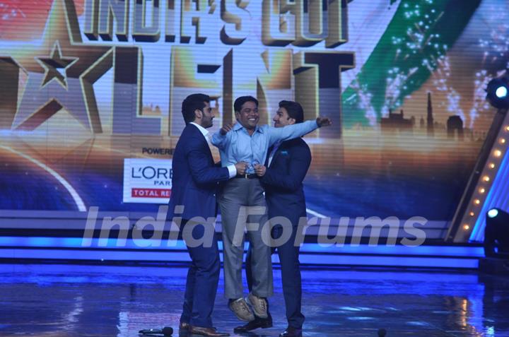 Arjun and Ranveer joke around with a contestant