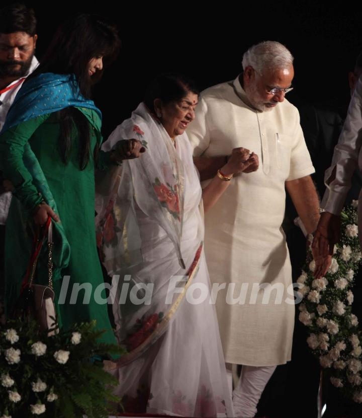 Narendra Modi felicitates singer Lata Mangeshkar on completion of 51 years since the singing of song &quot;Ae Mere Vatan Ke Logo&quot;