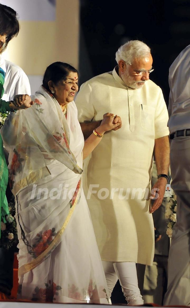 Narendra Modi felicitates singer Lata Mangeshkar on completion of 51 years since the singing of song &quot;Ae Mere Vatan Ke Logo&quot;