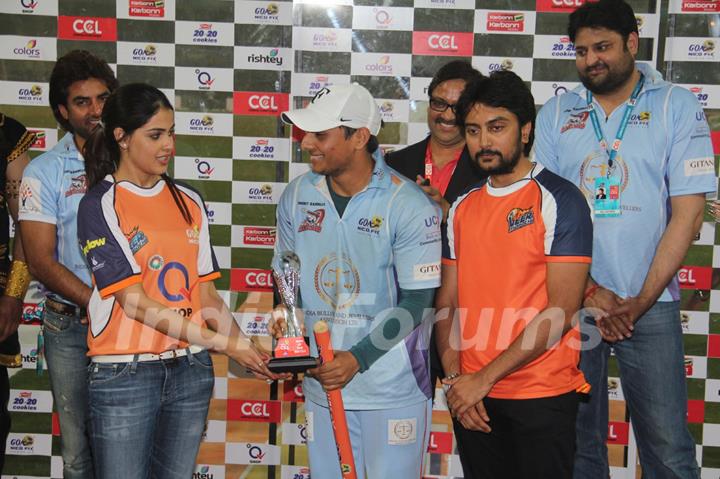 Genelia gives the trophy to the Bhojpuri Dabanggs