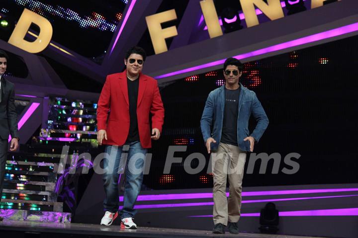 Sajid Khan and Farhan Akhtar perform on Grand finale of Nach Baliye 6