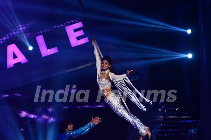 Shilpa Shetty in an aerial act on Nach Baliye Season 6 Grand Finale