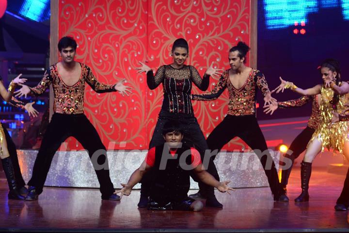 Vinod - Raksha perform on Nach Baliye Season 6 Grand Finale