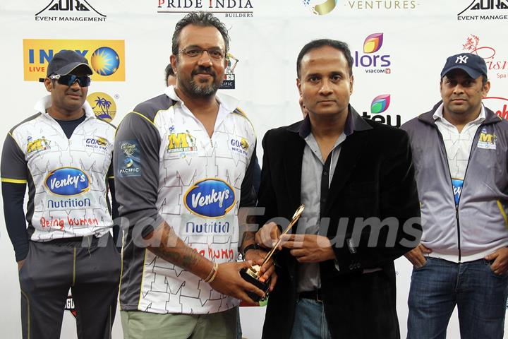 Apporva Lakhia gets an award at CCL Dubai match