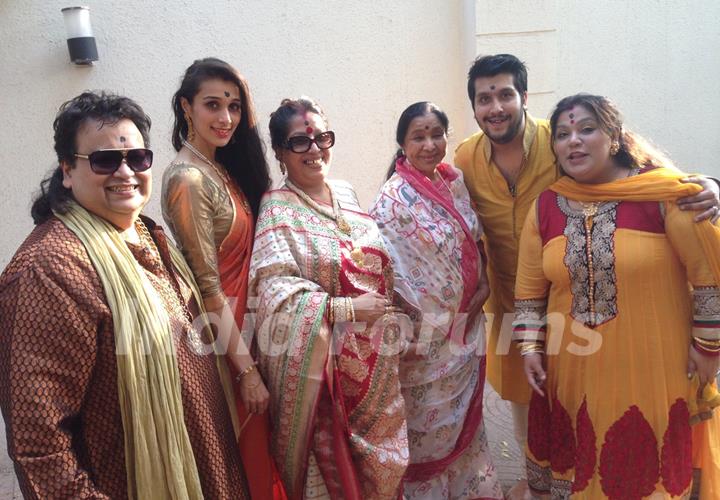 Asha Bhosle joined Bappi Lahiri and his family for Saraswati Puja