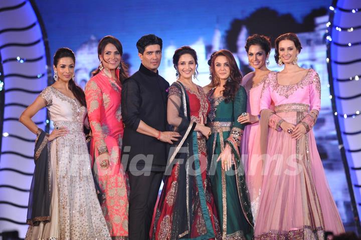 Manish Malhotra with the some of the leading ladies of Bollywood at the event