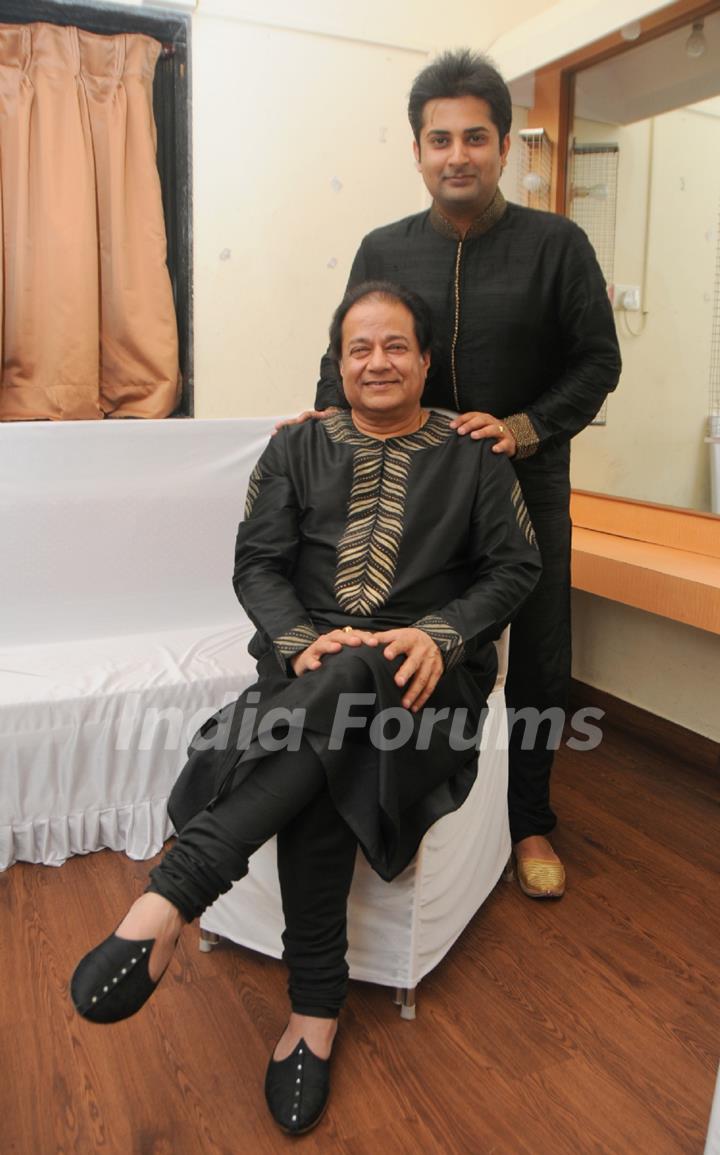 Sumeet Tappoo clicks a picture with Anup Jalota at the event