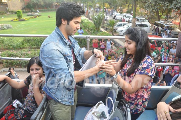 A fan gifts Varun Dhawan at the Promotions of Main Tera Hero