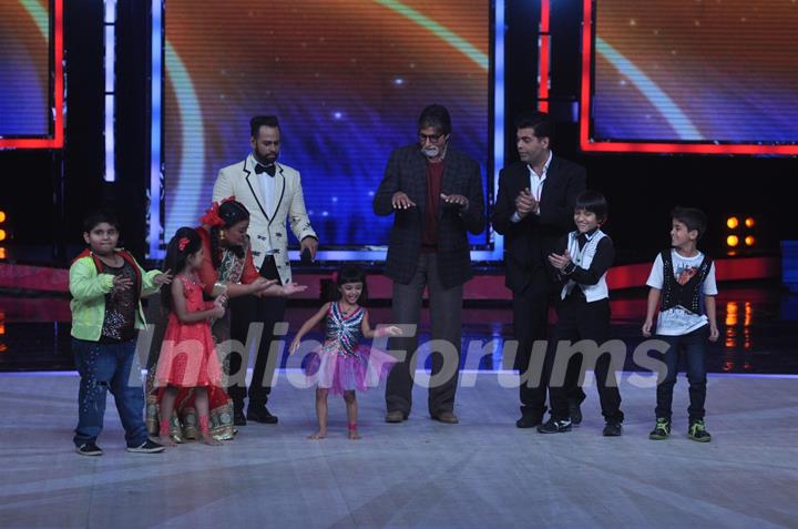 Amitabh Bachchan performs on India's Got Talent Season 5