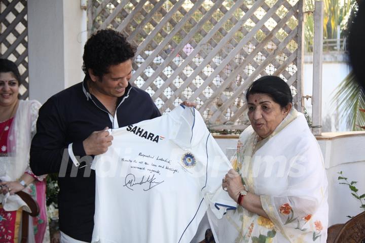 Lata Mangeshkar & Sachin Tendulkar meet Raj Thackeray