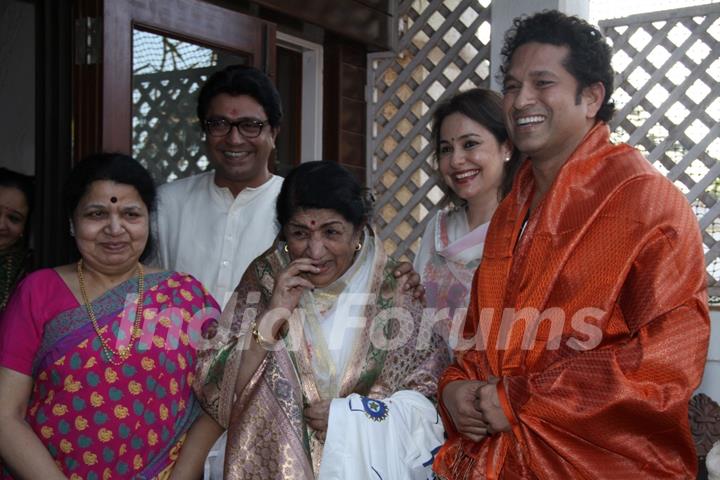 Lata Mangeshkar & Sachin Tendulkar meet Raj Thackeray