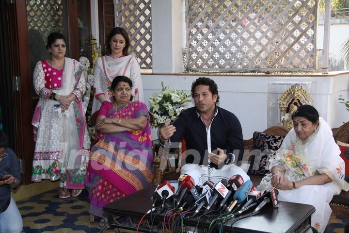 Lata Mangeshkar & Sachin Tendulkar meet Raj Thackeray