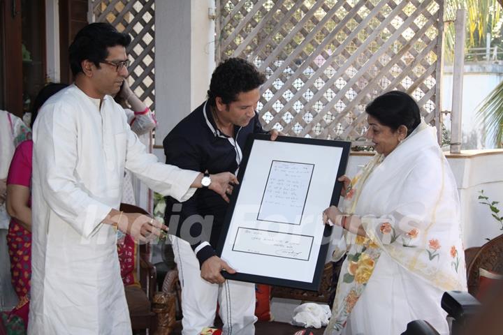 Lata Mangeshkar & Sachin Tendulkar meet Raj Thackeray