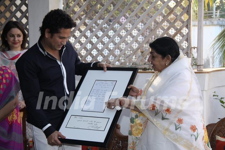 Lata Mangeshkar & Sachin Tendulkar meet Raj Thackeray