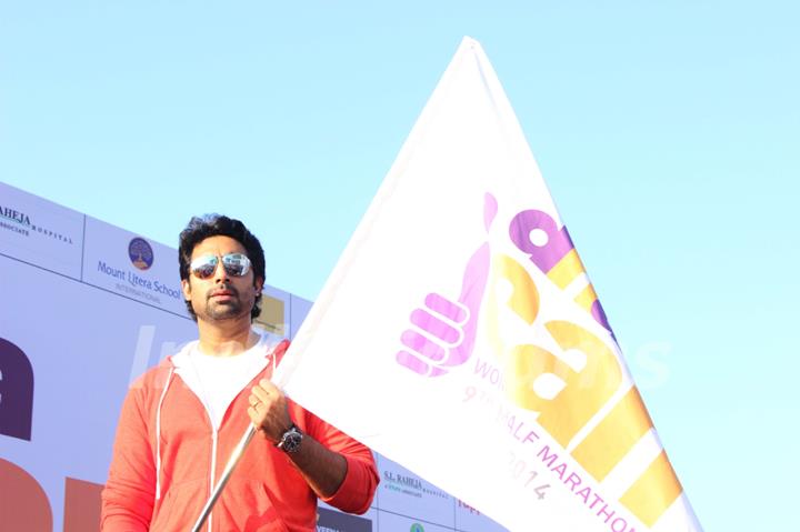 Abhishek Bachchan flags off the DNA 'I Can' Women's Half Marathon 2014
