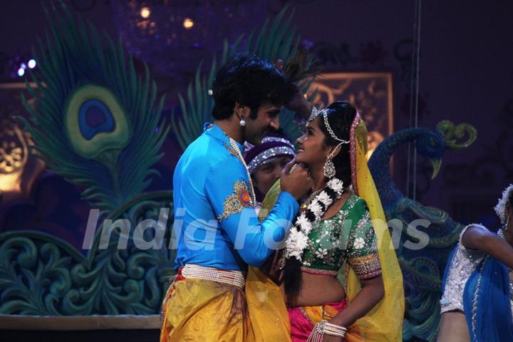 Mishkat Varma and Kanchi Singh perform on Zee TV Holi Mahotsav