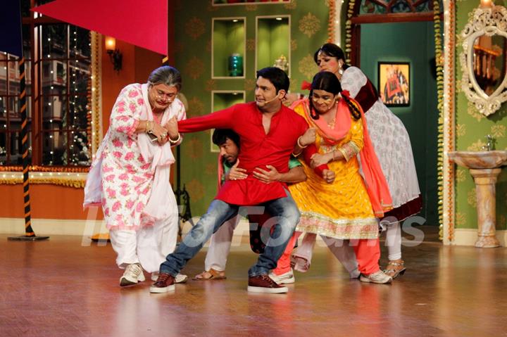 Kapil with his family on the show's Holi Special episode