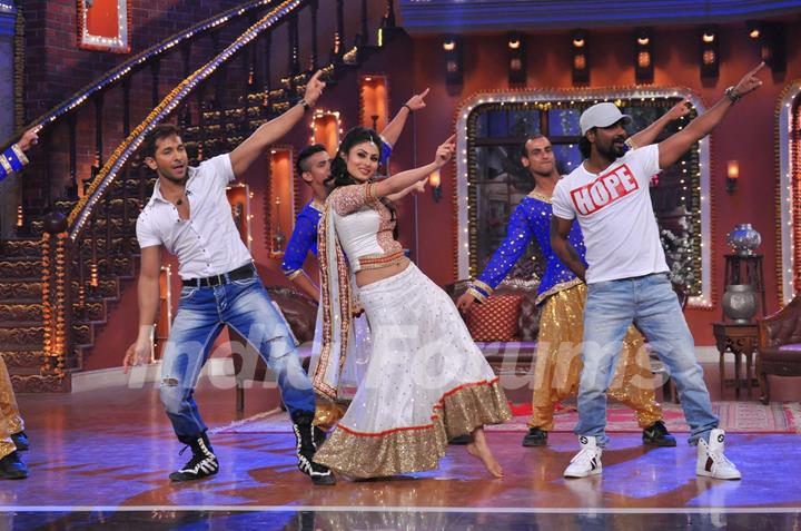 Mouni Roy performs with Terence Lewis and Remo Dsouza on the Holi Special episode