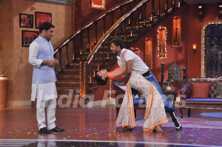 Terence dances with Sumona while Kapil watches on