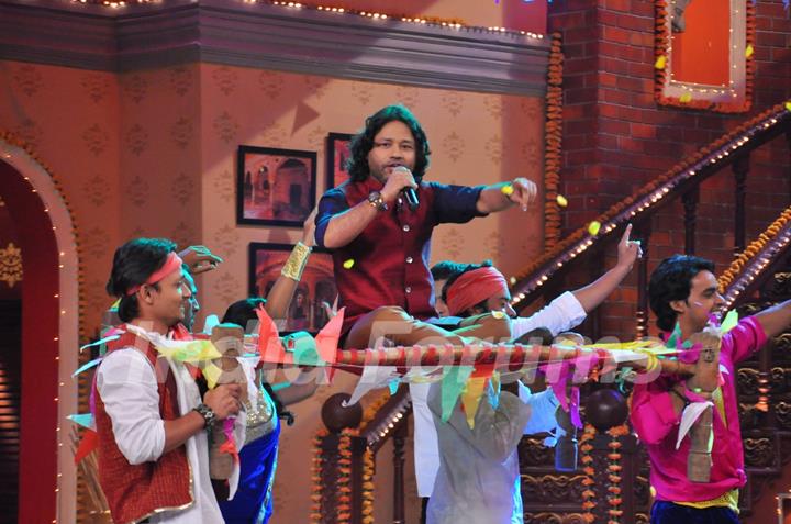 Kailash Kher performs on Comedy Nights With Kapil