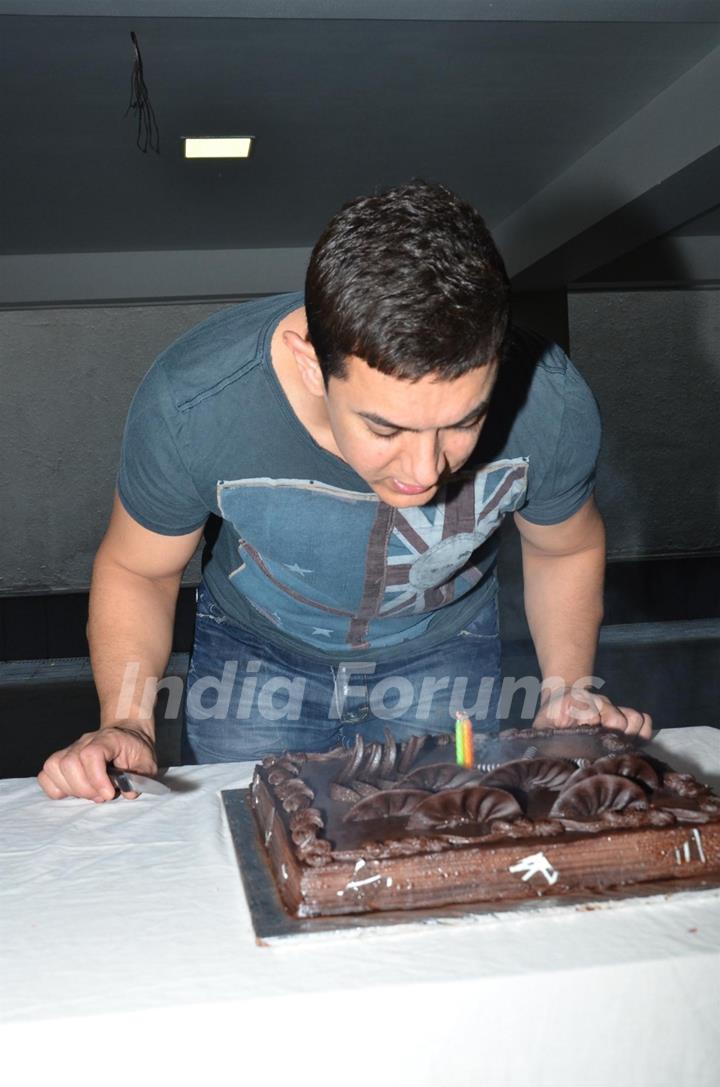 Aamir Khan cuts his Birthday cake