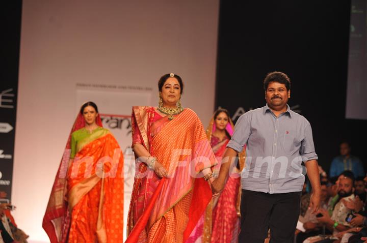 Kirron Kher in Gaurang's creation at Lakme Fashion Week Summer Resort 2014 Day 4