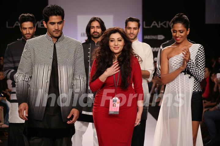 Cast of Fugly at designer Archana Kochhar's show at Lakme Fashion Week