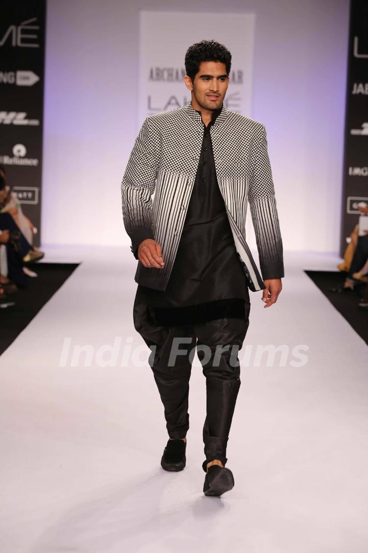 Vijender Singh at designer Archana Kochhar's show at Lakme Fashion Week