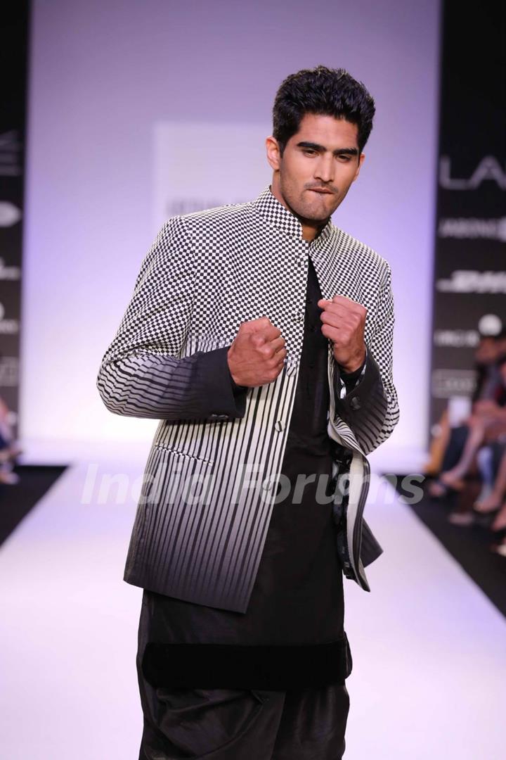 Vijender Singh at designer Archana Kochhar's show at Lakme Fashion Week