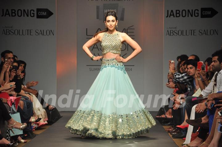 Karisma Kapur walks the ramp for Arpita Mehta at Lakme Fashion Week Summer Resort 2014