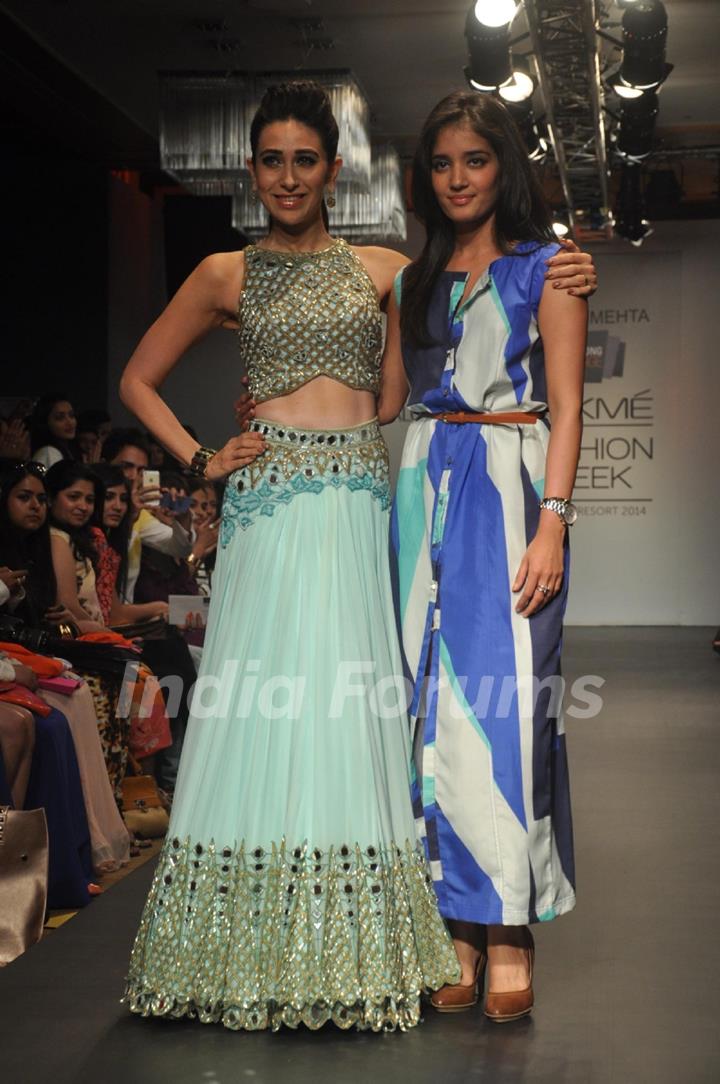 Karisma Kapur with Arpita Mehta at Lakme Fashion Week Summer Resort 2014