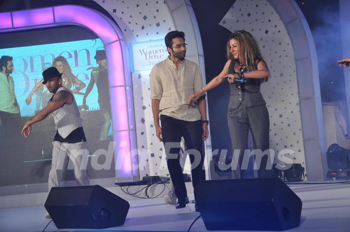 Jackky Bhagnani and Hard Kaur perform at the Lavasa Woman Drives Awards 2014