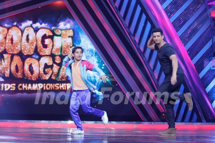 Sharman Joshi performs at the Promotions of 'Gang of Ghosts' on Boogie Woogie