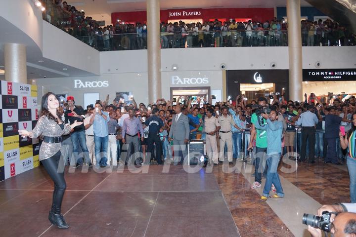 Sunny Leone promotes 'Ragini MMS 2' at Viviana Mall Thane