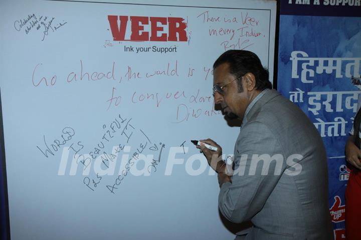 Gulshan Grover writes a message at the Campaign for 'VEER'