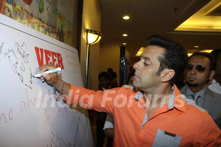 Salman Khan writes a message at the Campaign for 'VEER'