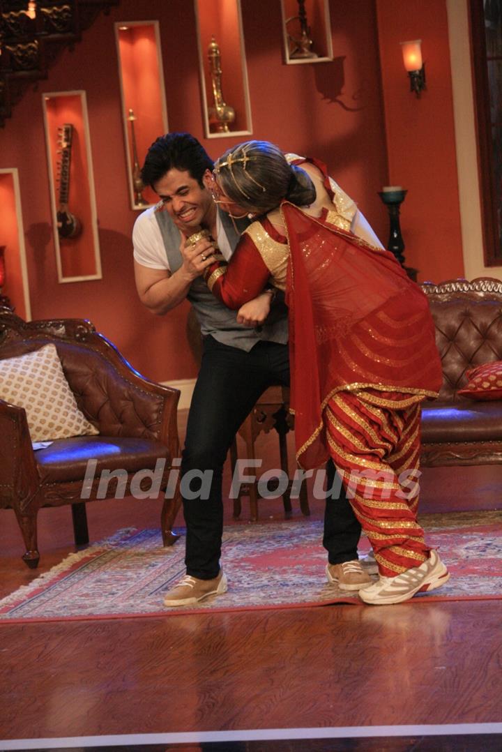 Dadi gives Tusshar a shagun ki pappi on Comedy Nights with Kapil